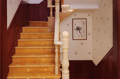 浦北中式别墅室内汉白玉石楼梯的定制安装装饰效果
